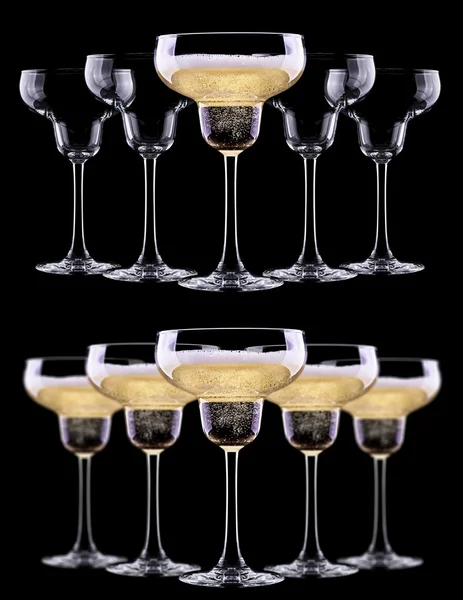 Sklenka šampaňského izolovaných na černém pozadí — Stock fotografie