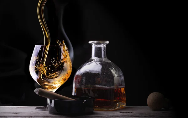 Verre de cognac enveloppé dans une fumée — Photo