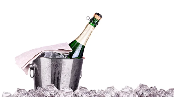 Bottiglia di champagne in un secchio — Foto Stock