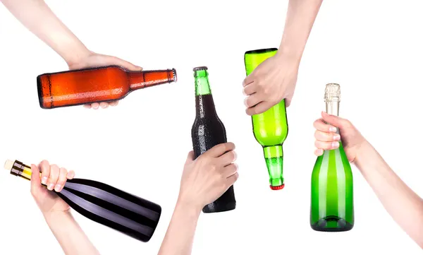 Botella de cerveza, champán y vino en una mano — Foto de Stock