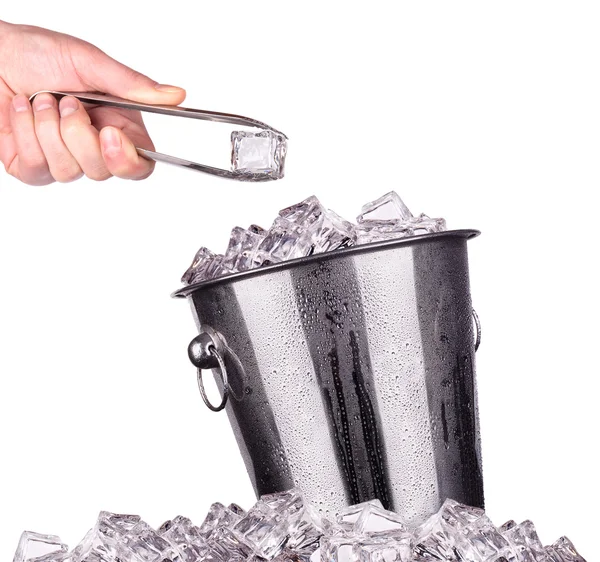 Cubo de hielo con pinzas aisladas —  Fotos de Stock