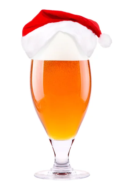 Cerveja e chapéu de Papai Noel — Fotografia de Stock