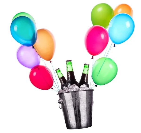 Botellas de cerveza y globos voladores — Foto de Stock