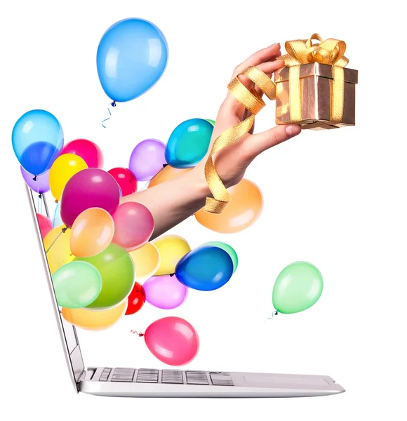 Hand met een geschenk en laptop — Stockfoto