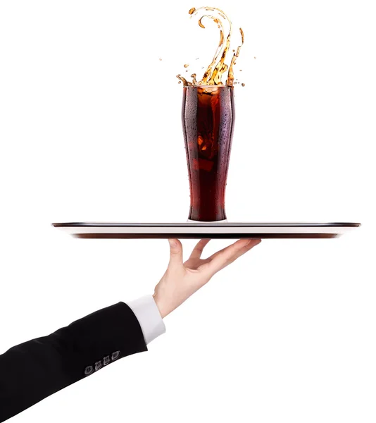 Kellner hält silbernes Tablett mit Soda — Stockfoto