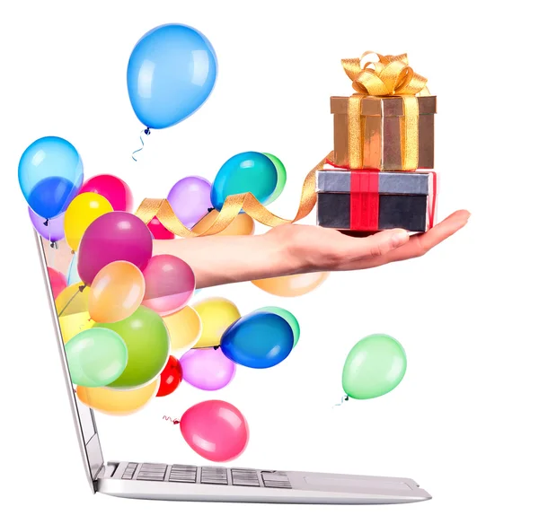 Hand mit Geschenk und Laptop — Stockfoto