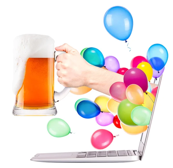 Hand met bier en laptop — Stockfoto