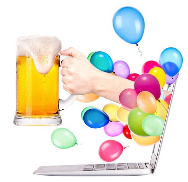 Hand with beer and laptop — Stock Photo, Image