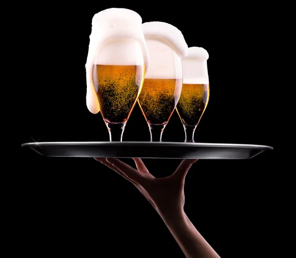 Øl i glas på en sort - Stock-foto