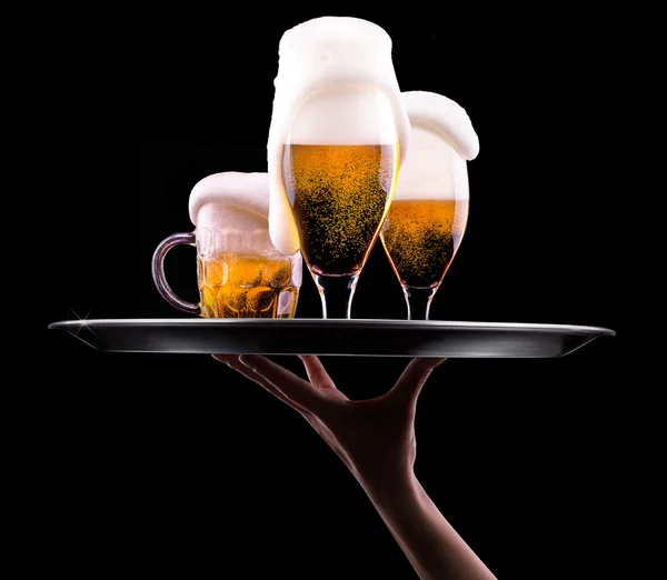 Bier in glas op een zwart — Stockfoto