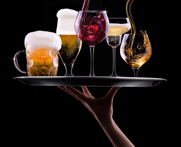 Conjunto com diferentes bebidas em fundo preto — Fotografia de Stock