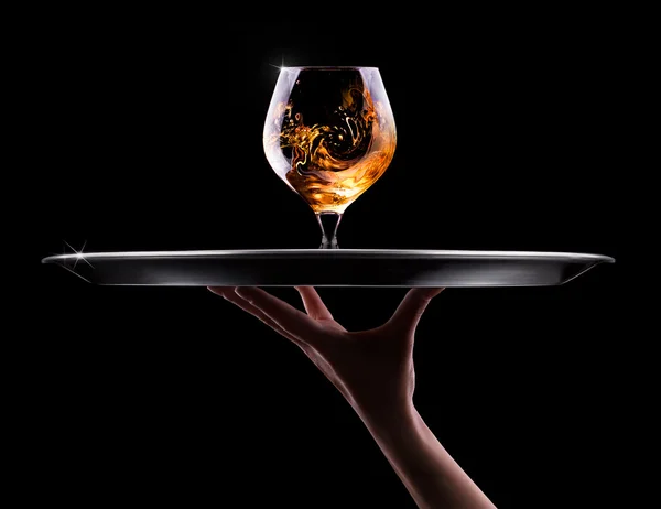 Cognac oder Brandy auf einem schwarzen — Stockfoto