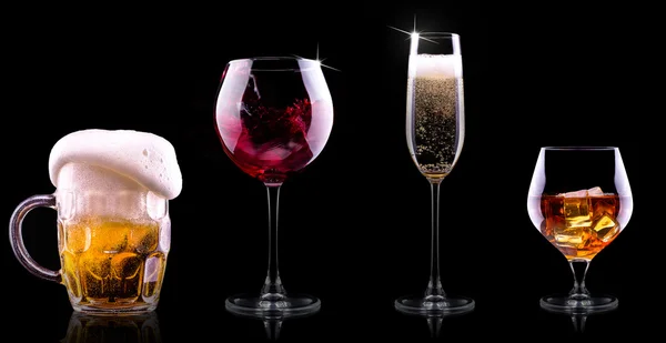 Σετ με διαφορετικά ποτά σε μαύρο φόντο — Φωτογραφία Αρχείου