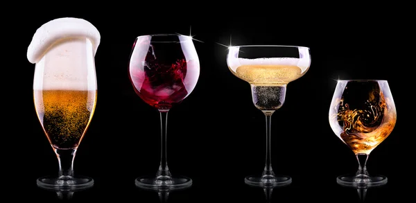 Siyah arka plan üzerine farklı içecekler ile ayarla — Stok fotoğraf