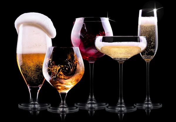 Siyah arka plan üzerine farklı içecekler ile ayarla