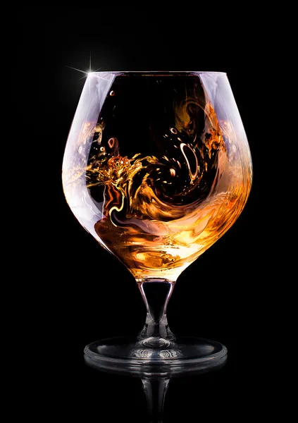 Cognac o brandy su un nero — Foto Stock