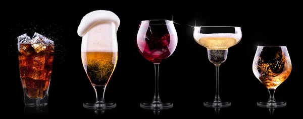 Set con diferentes bebidas sobre fondo negro — Foto de Stock