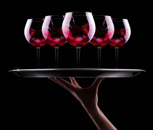 Sklenici červeného vína na černém — Stock fotografie
