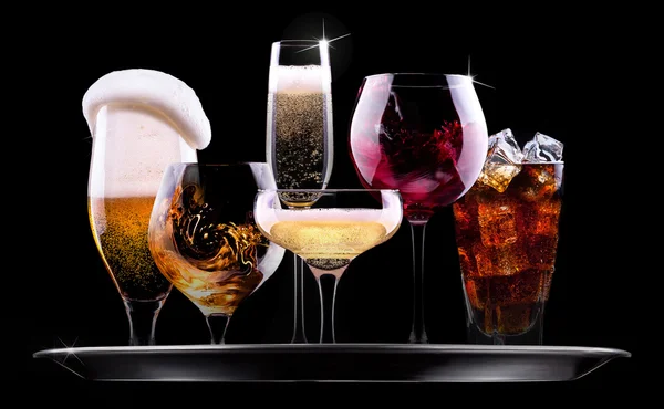 Set mit verschiedenen Getränken auf schwarzem Hintergrund — Stockfoto