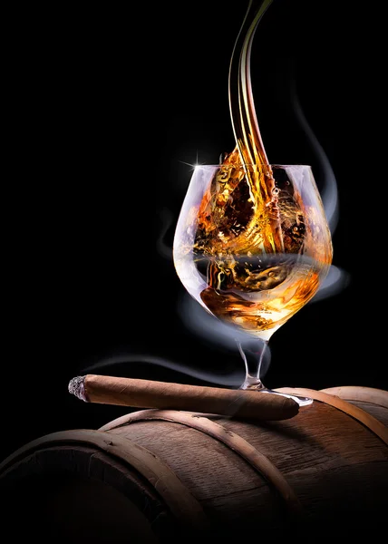 Vetro cognac avvolto in un fumo — Foto Stock