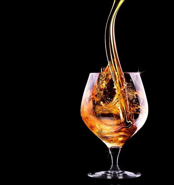 Cognac oder Brandy auf einem schwarzen — Stockfoto