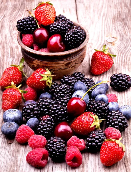 Tasty summer fruits on a wooden table — Stock Photo, Image