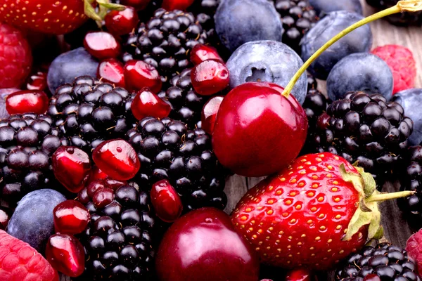 Smakelijke zomer fruit op een houten tafel — Stockfoto