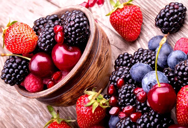 Вкусные летние фрукты на деревянном столе — стоковое фото