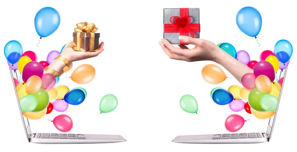 Hand mit Geschenk und Laptop — Stockfoto