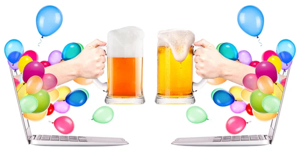 Main avec bière et ordinateur portable — Photo