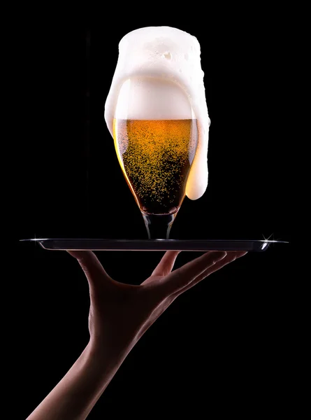 Μπύρα σε ποτήρι, πάνω σε μαύρο — Φωτογραφία Αρχείου
