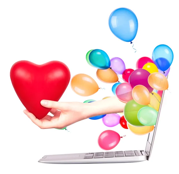 Hand mit Herz - Geschenk und Laptop — Stockfoto