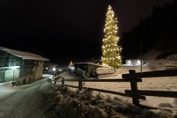 Scena de iarnă zăpadă a unei cabane în distanță pe timp de noapte — Fotografie, imagine de stoc