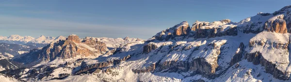 Montañas de invierno en los Alpes italianos — Foto de Stock