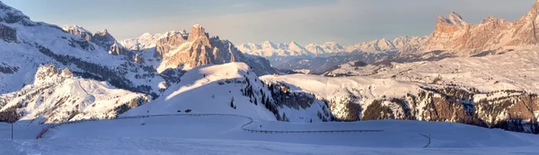 Montagnes d'hiver dans les Alpes italiennes — Photo