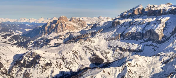 Montañas de invierno en los Alpes italianos — Foto de Stock