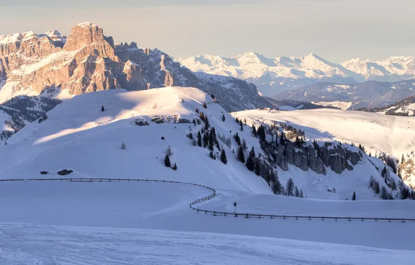 Montagnes d'hiver dans les Alpes italiennes — Photo