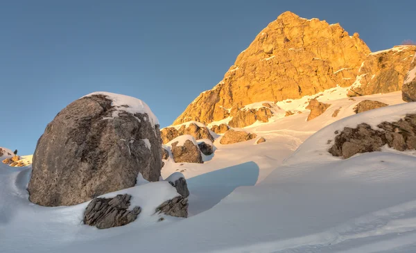 Montagnes d'hiver dans les Alpes italiennes — Photo