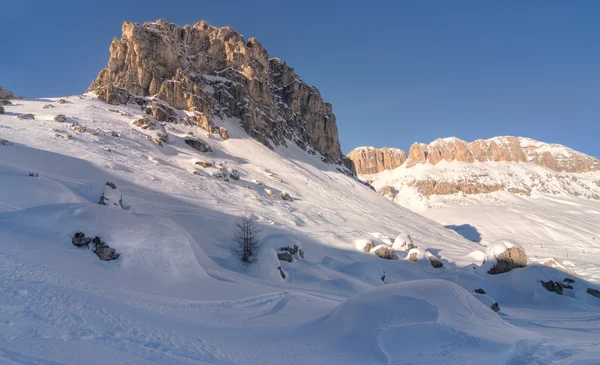 在意大利阿尔卑斯山的冬天山 — 图库照片