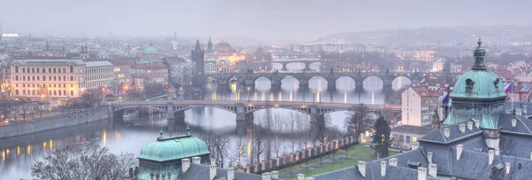 Prag in der Dämmerung — Stockfoto