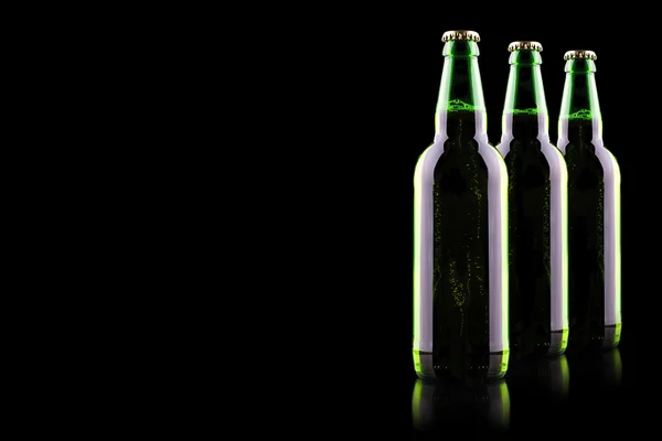 Láhev piva s kapkami — Stock fotografie