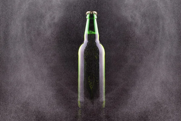Flesje bier met druppels — Stockfoto