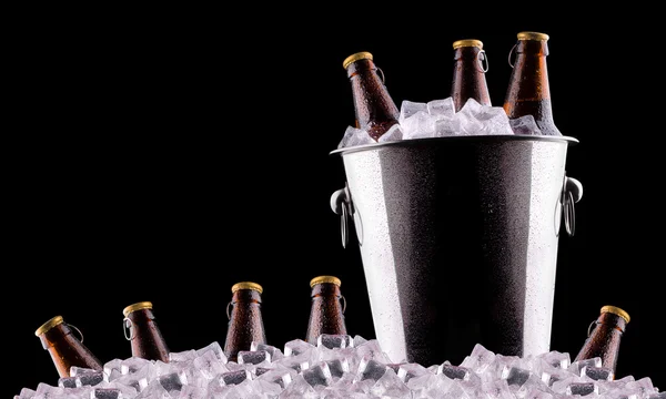 Bouteilles de bière dans un seau à glace — Photo