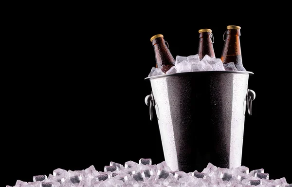 Bouteilles de bière dans un seau à glace — Photo