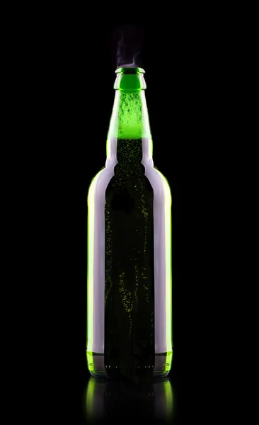 ウェット ビール瓶を開く — ストック写真