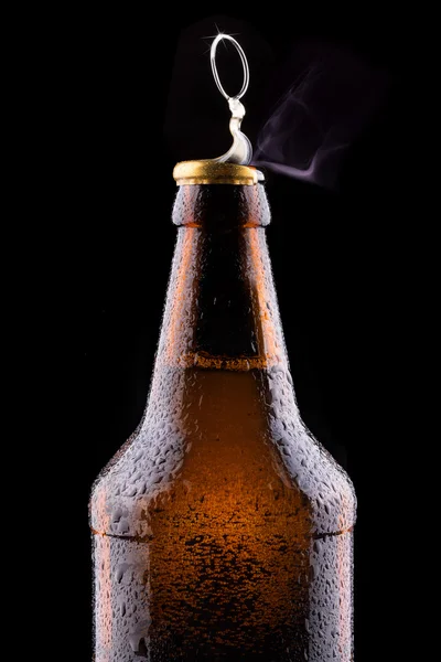 Parte superior de la botella de cerveza húmeda abierta —  Fotos de Stock