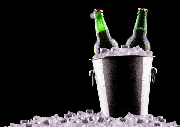 Garrafas de cerveja em balde de gelo — Fotografia de Stock