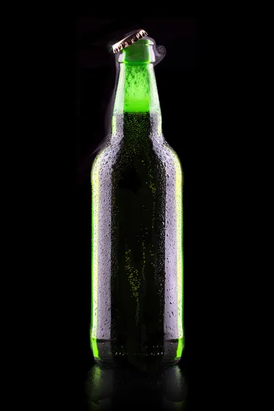 Botella de cerveza fría con humo frío —  Fotos de Stock