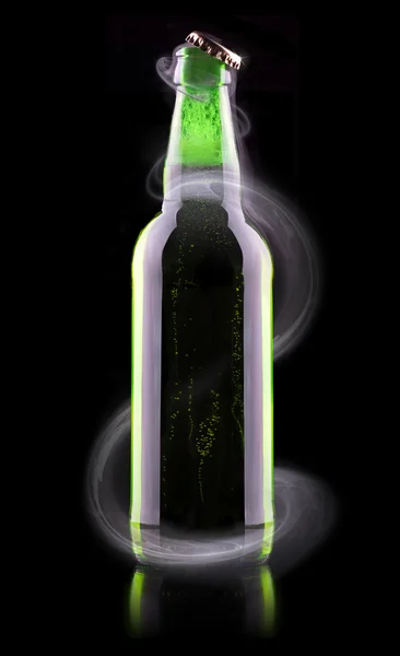 Botella de cerveza fría con humo frío — Foto de Stock