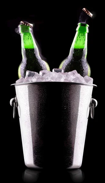 Bouteilles de bière dans un seau à glace — Photo